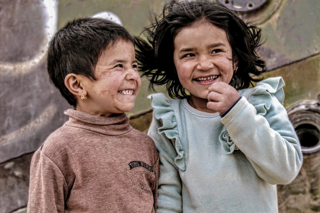 Foto von zwei lachenden afghanischen Kindern, Fotograf: Wali Soroush